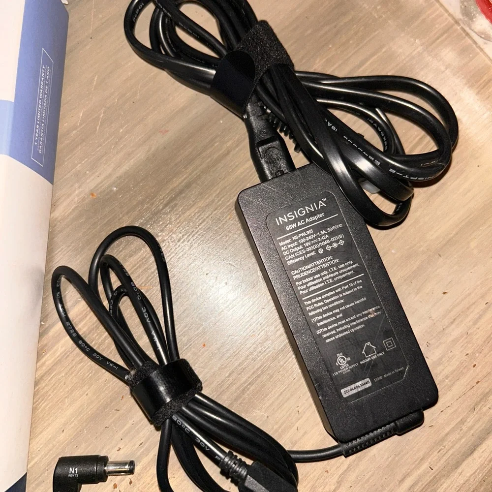 Insignia Universal Laptop Charger
